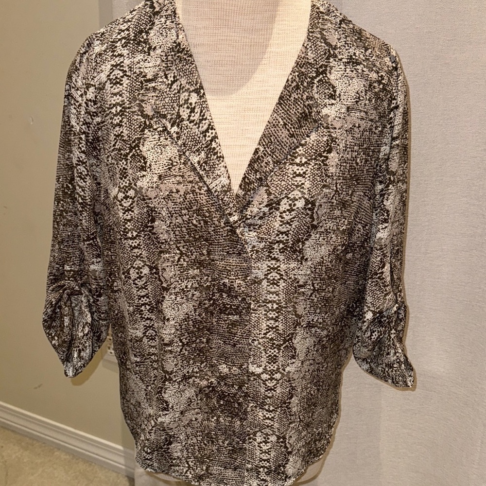 DR2 Gray Boxy Cuffed Sleeve Blouse
